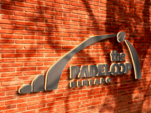 Contoh logo yang terinspirasi dari bentuk vanue